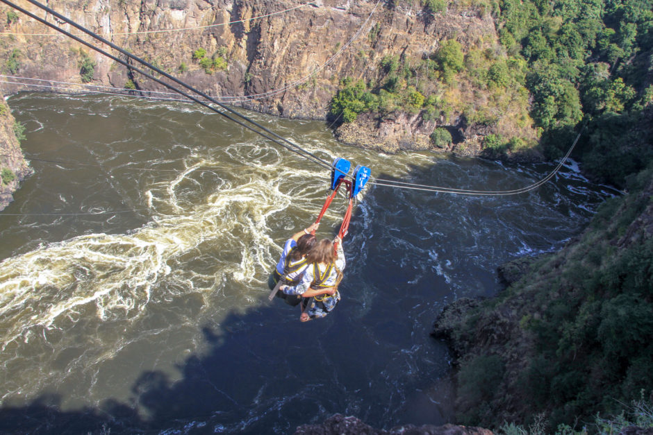 Tirolesa pelo rio Zambeze nas Cataratas Vitória