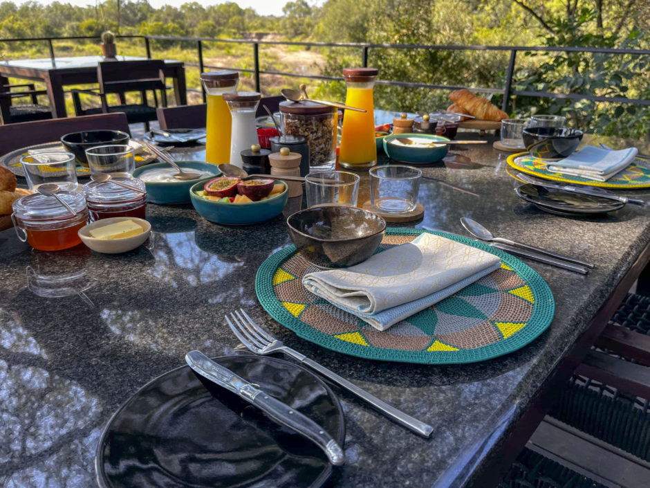 Frühstück mit Ausblick auf dem Busch in der Silvan Safari Lodge