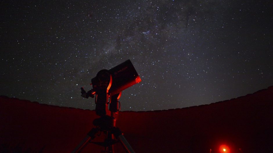 Observación de estrellas con telescopio en Sossusvlei