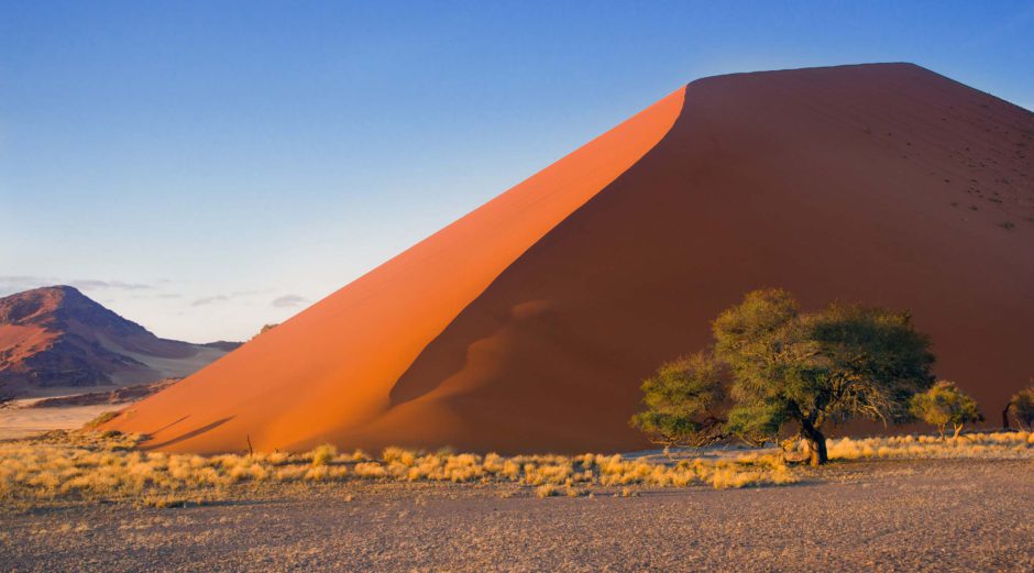 Las famosas dunas de Sossusvlei son una visita obligada en tu safari de lujo en Namibia