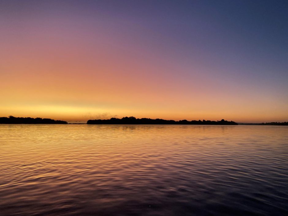 Magischer Sonnenaufgang über dem Sambesi nahe der Old Drift Lodge