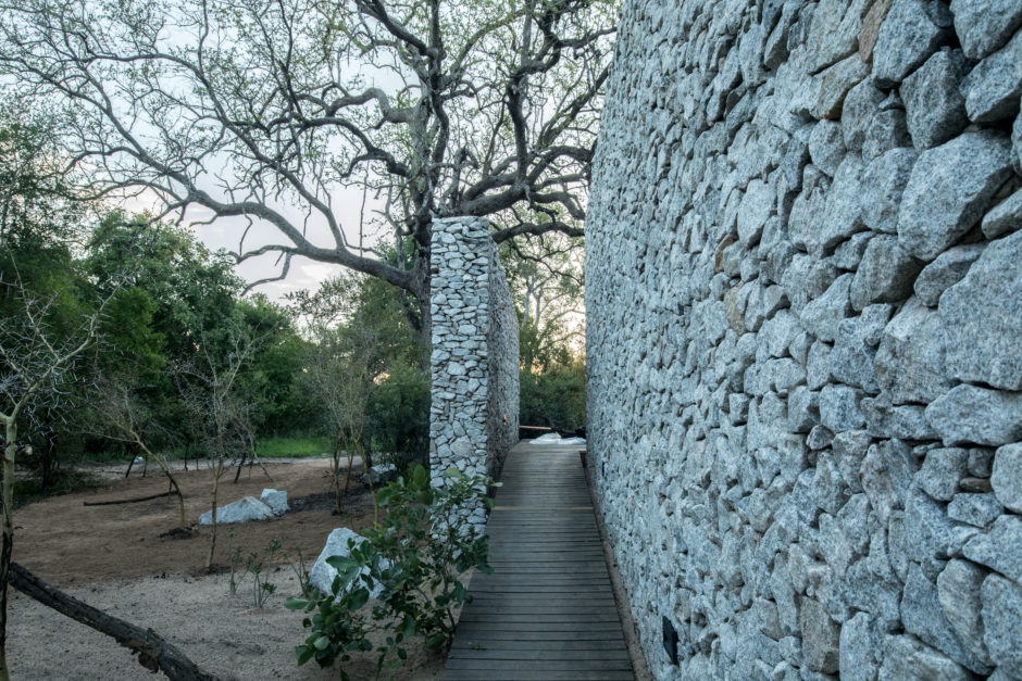 The outside of the Silvan Safari Ansellia Spa in the leadwood forest