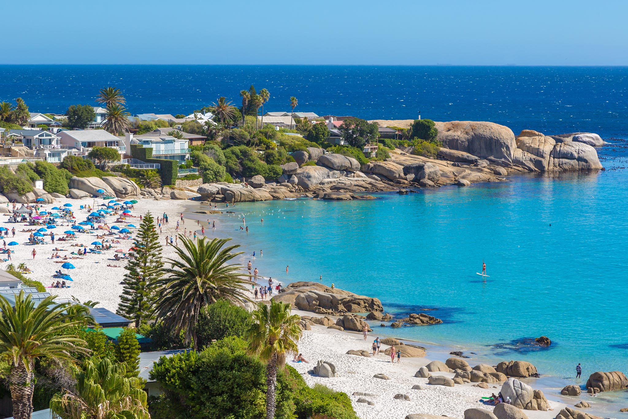 Um lindo dia na perfeita praia de cartão postal de Clifton