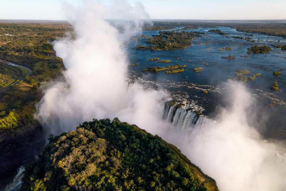 Die tosenden Victoria-Wasserfälle sind perfekt für eine Verlobung in Afrika