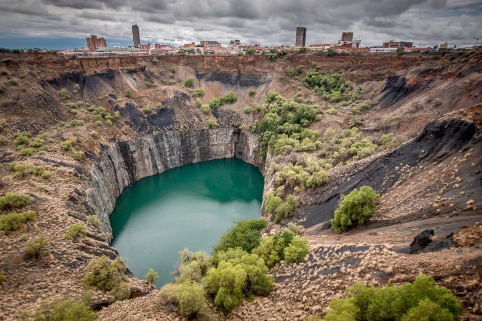 Vista ampla do Grande Buraco em Kimberley