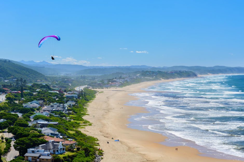 Vuele en parapente sobre Wilderness Beach en la Ruta Jardin