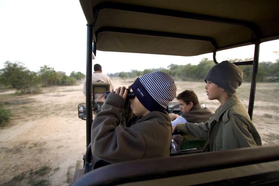 Mit Kindern in Afrika: Kinder beobachten Afrikas Tierwelt auf einer Pirschfahrt