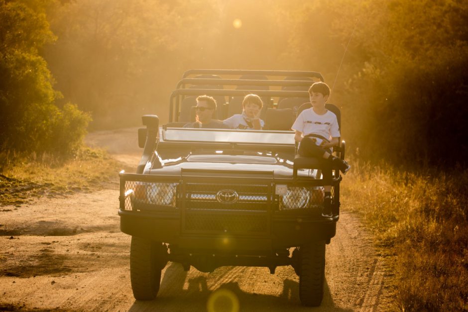 Le fondateur et PDG de Rhino Africa, David Ryan, en safari avec ses enfants