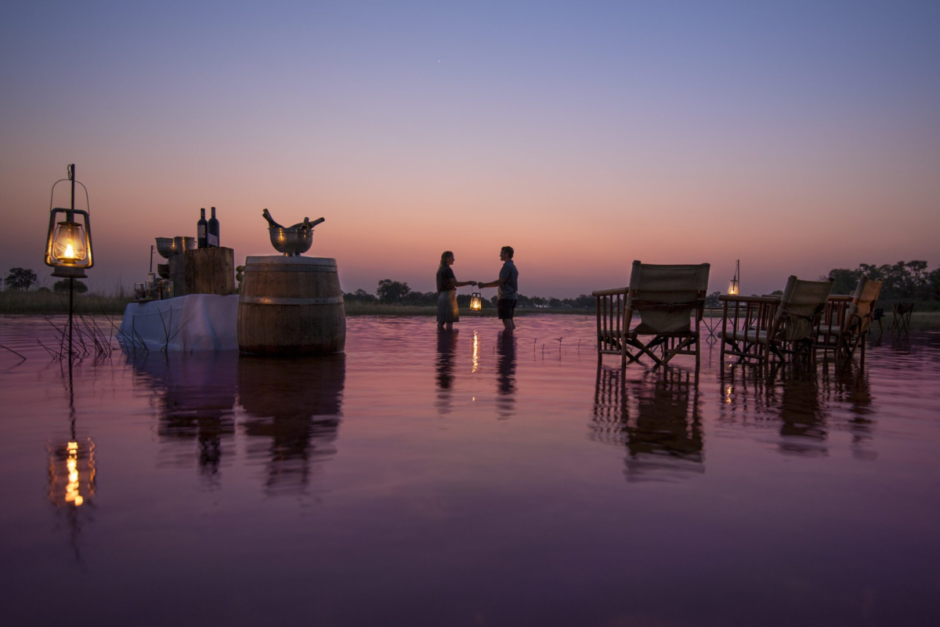 Boissons romantiques au coucher du soleil dans le delta sauvage de l'Okavango