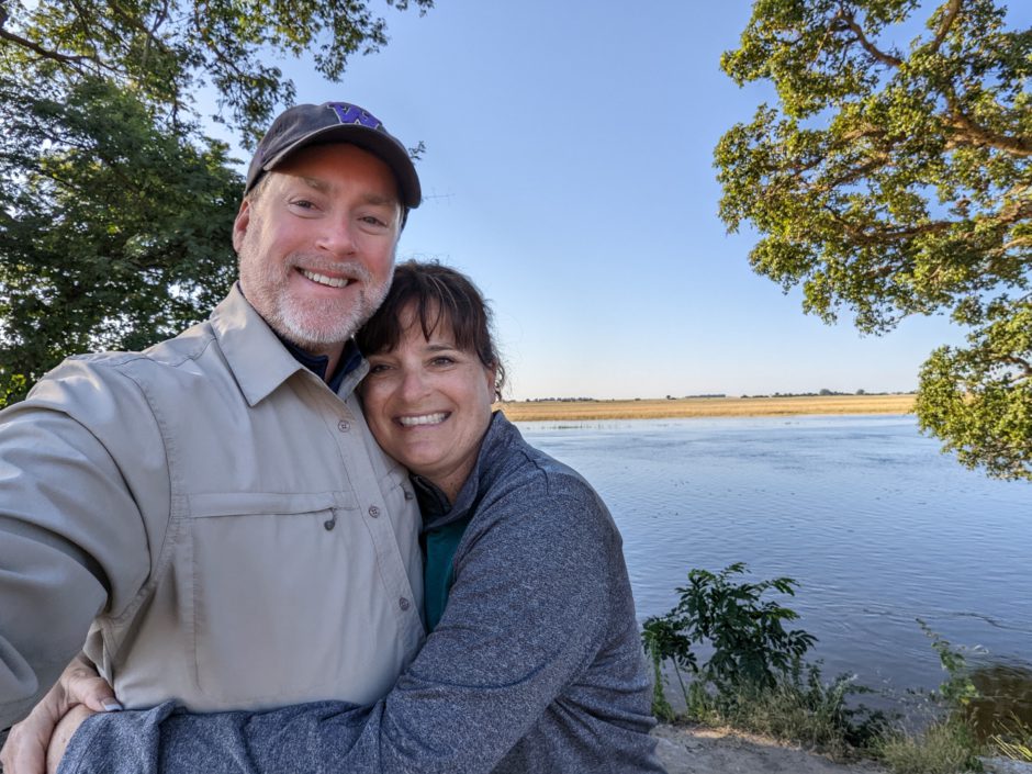 L'heureux couple devant la rivière riche en faune de Chobe