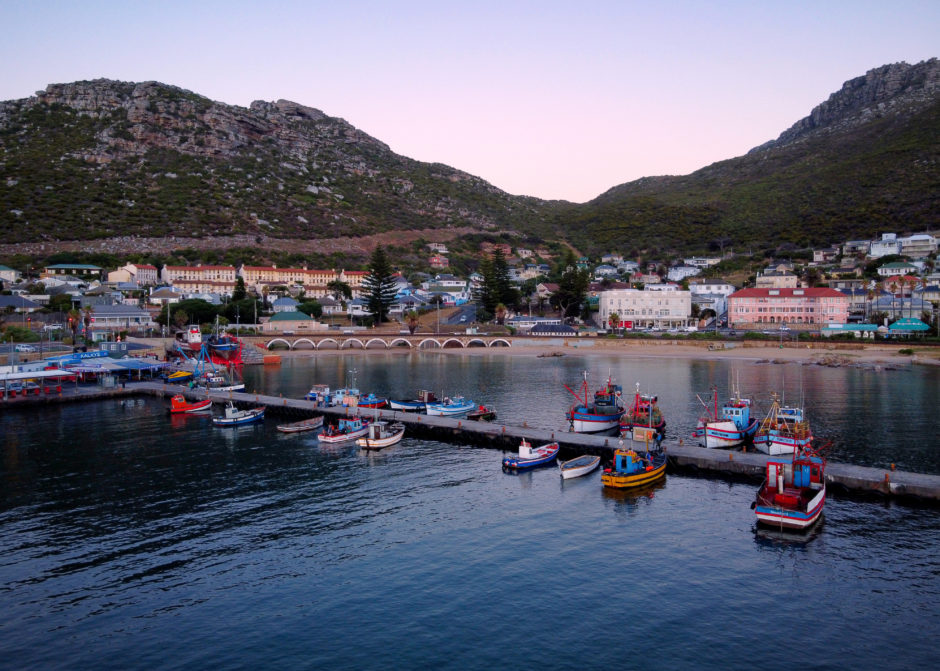 Fischerboote in Kalk Bay im Süden von Kapstadt