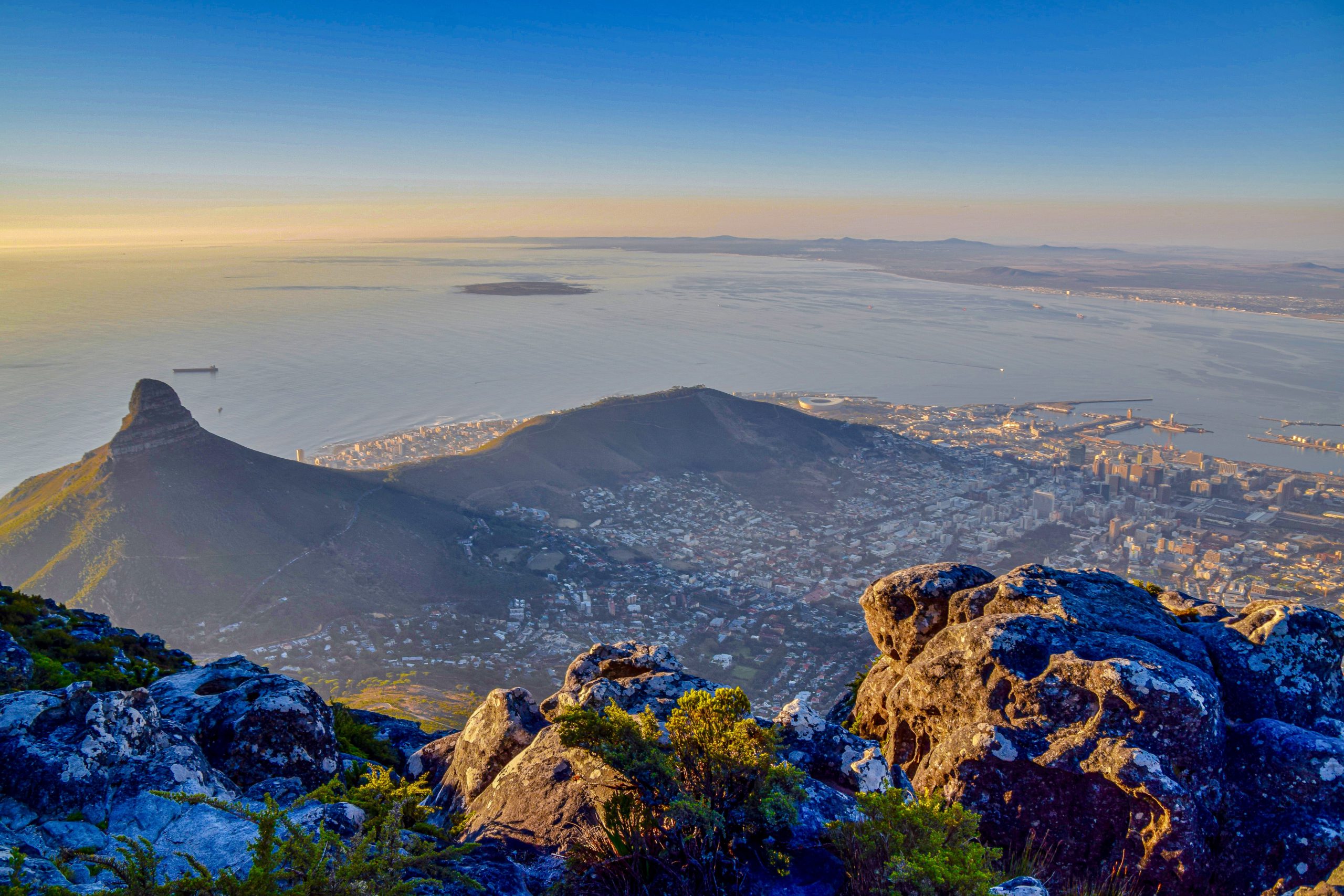 Vue sur Lion's Head, le centre-ville et l'océan Atlantique depuis Table Mountain