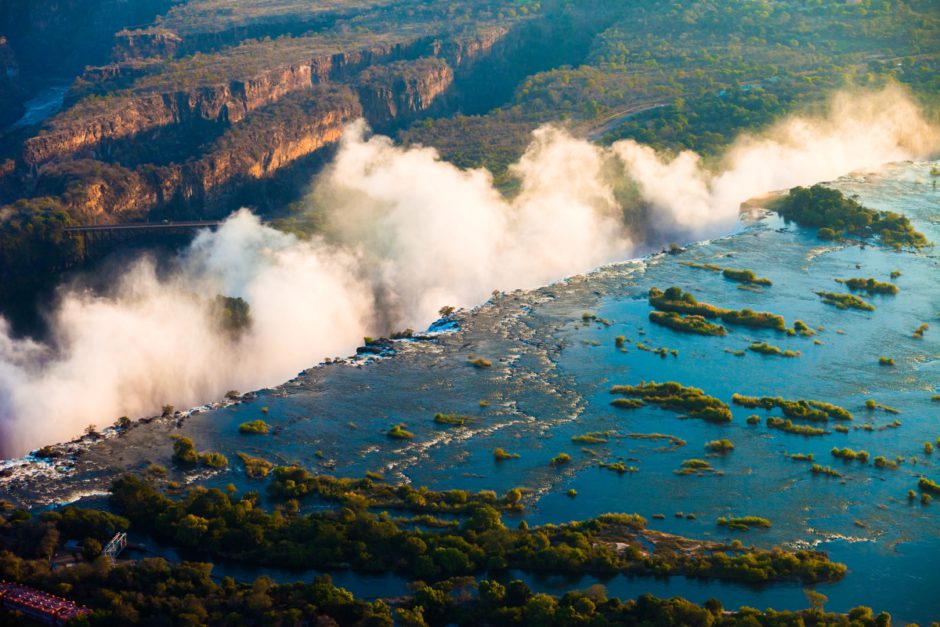 Incroyable vue aérienne des chutes Victoria, la plus grande chute d'eau au monde