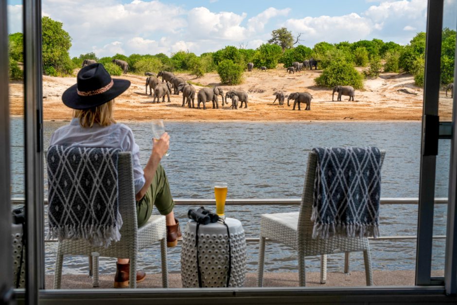 Blick vom Hausboot Chobe Princess auf Elefanten am Flussufer