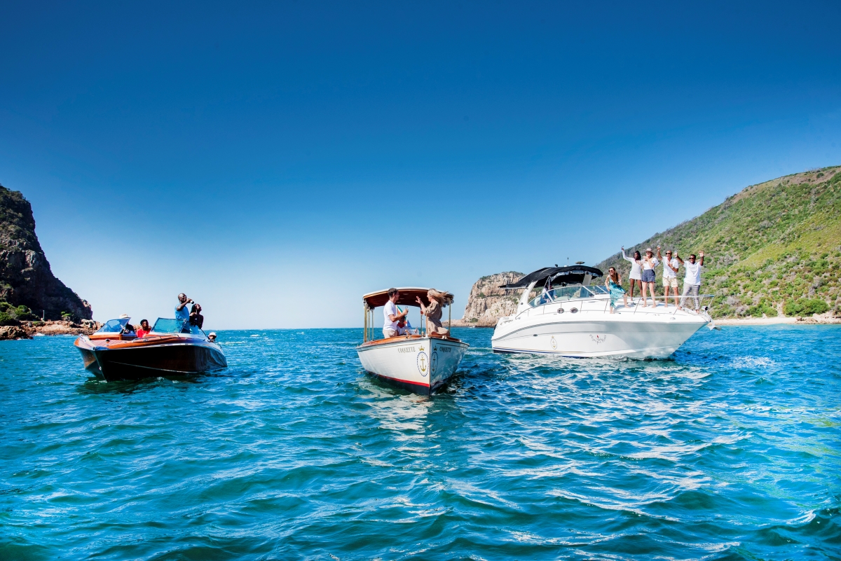 Barcos de distintos tamaños en la laguna de Knysna