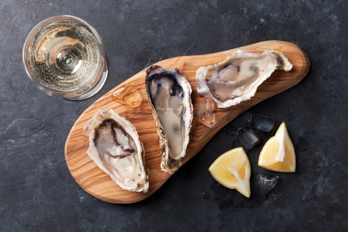 Oysters with lemon wedges