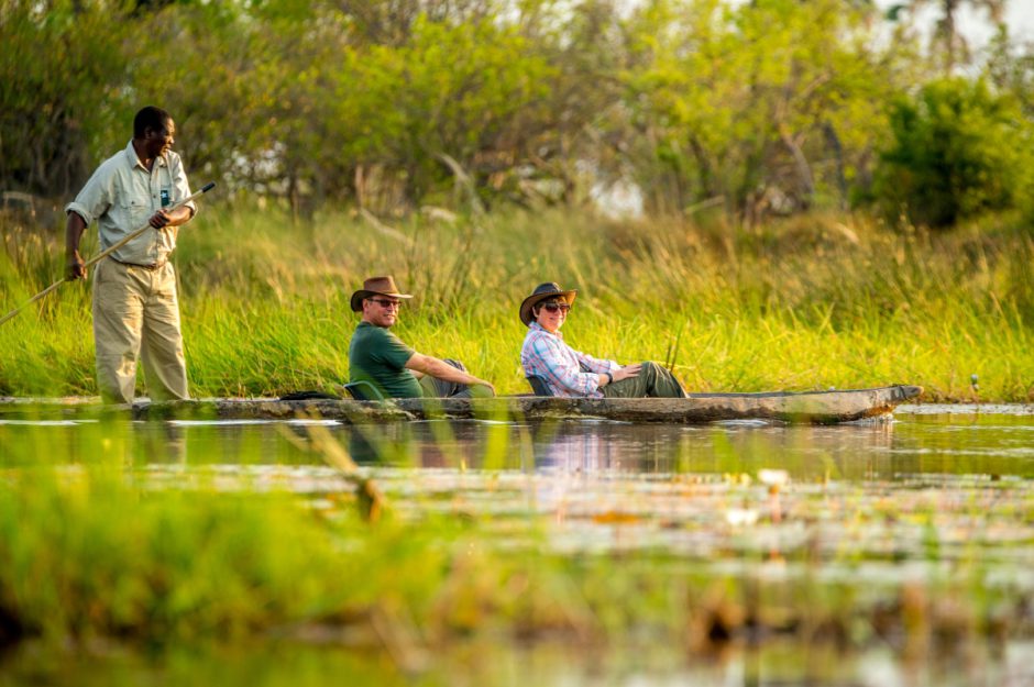 Paar auf einer Mokoro-Safari im Okavango Delta in Botswana