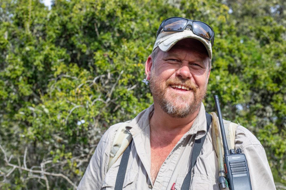 Guide Riaan auf Buschwanderung im Amakhala Private Game Reserve