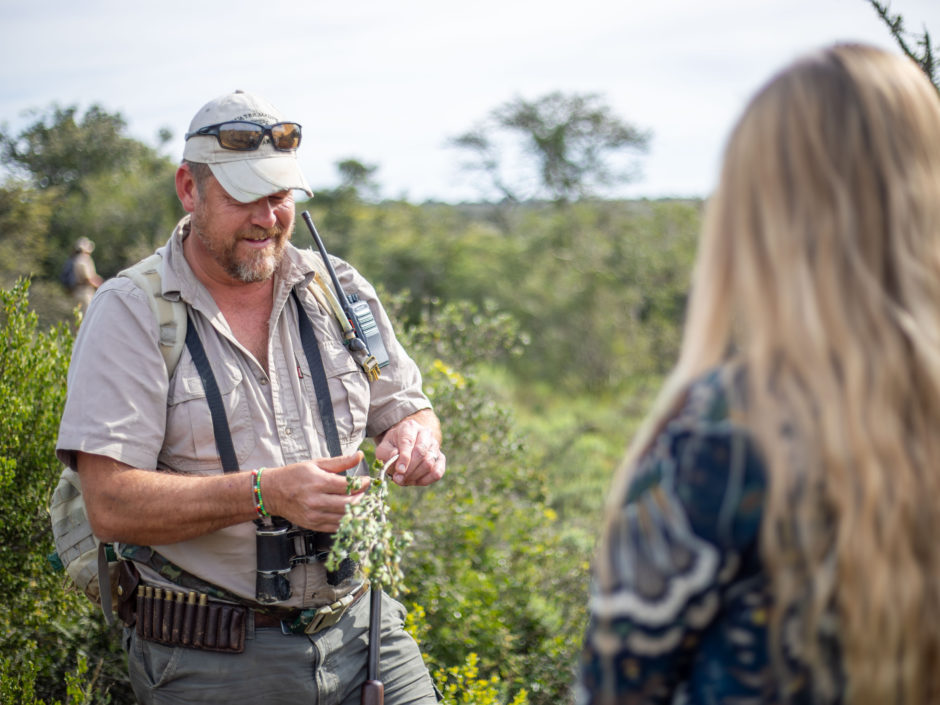 Guide Riaan erklärt Pflanzen im Amakhala Game Reserve