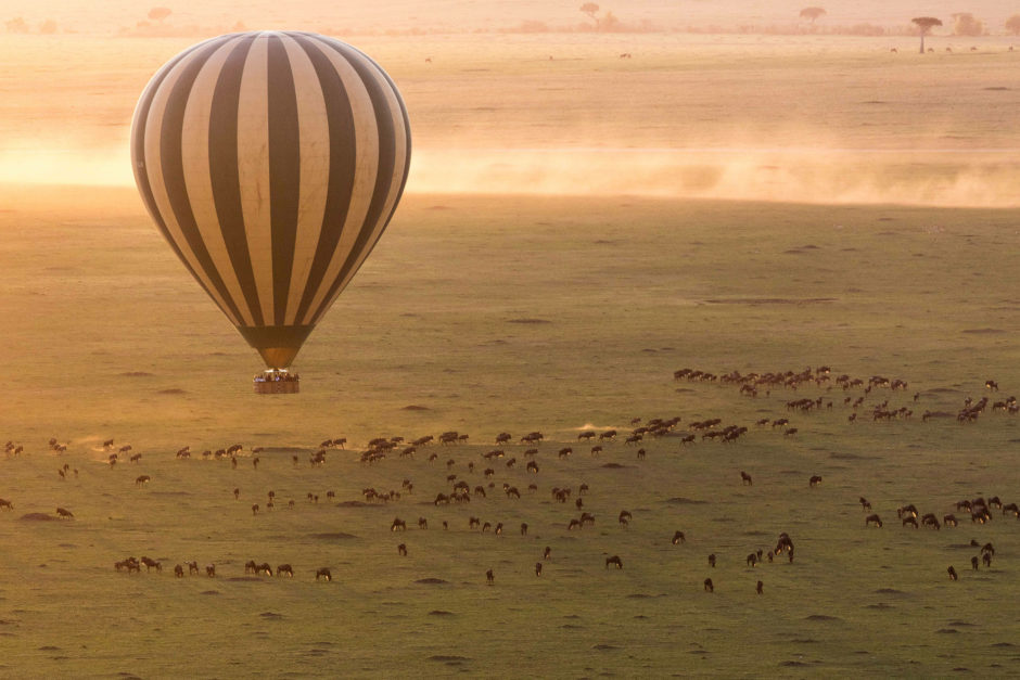 Heißluftballon schwebt über der Masai Mara bei Sonnenaufgang