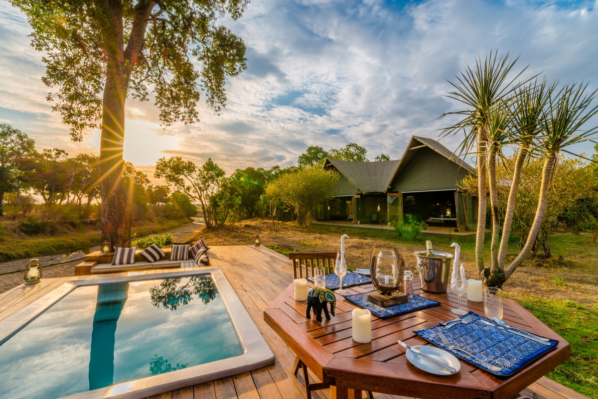 Forest honeymoon tent with outdoor deck and plunge pool