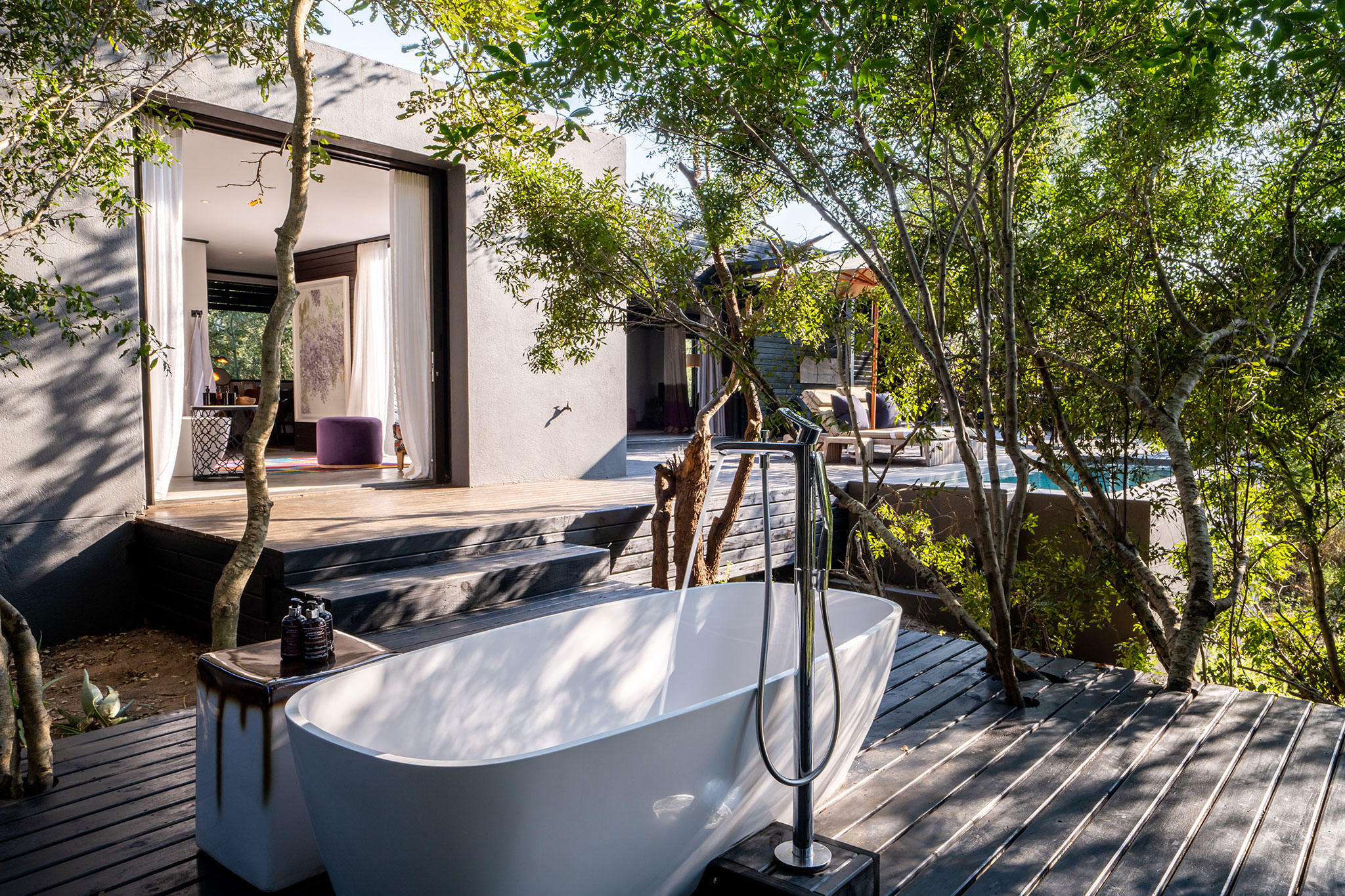 Tree Wisteria suite outdoor bath