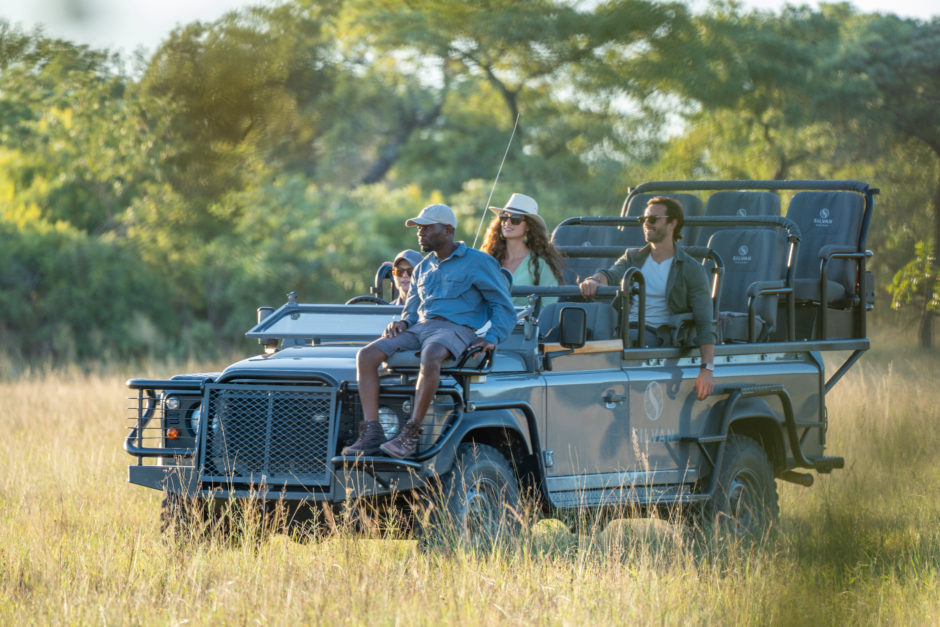 Auf Safari in Afrika in einem Geländewagen durch die Wildnis