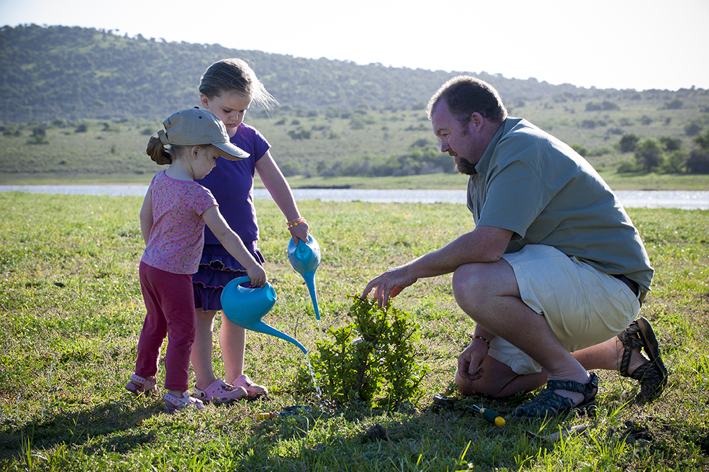 Children planting spekboom in Kwande Private Game Reserve