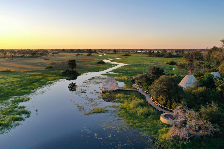 Eine der schönsten Unterkünfte im Okavango Delta in Botswana: Jao Camp umgeben von Wasser