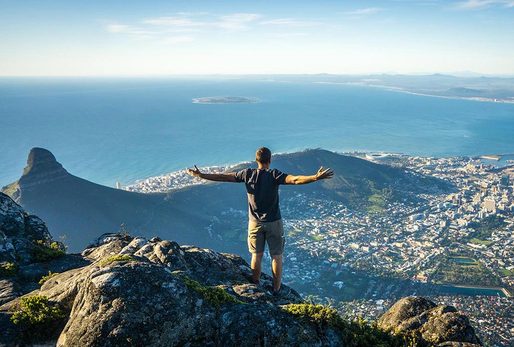 Vistas desde la montaña Table Mountain con vista de Ciudad del Cabo, las cordilleras y el océano