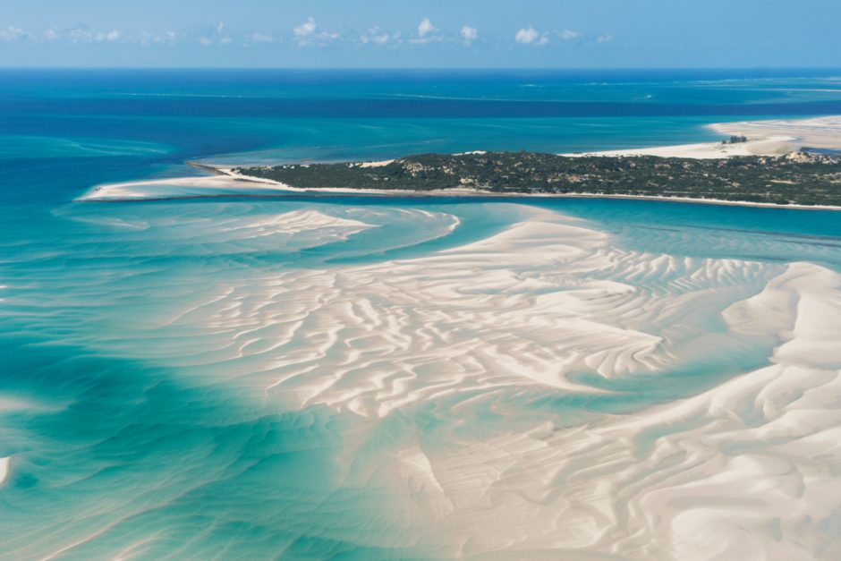 Weiße Strände und türkisblaues Wasser in Mozambik - eines der Top Reiseziele für 2024