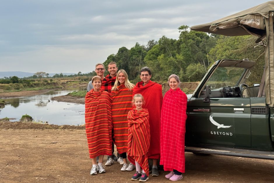 Eddie mit seiner Familie in traditionellen Farben der Massai in Kenia