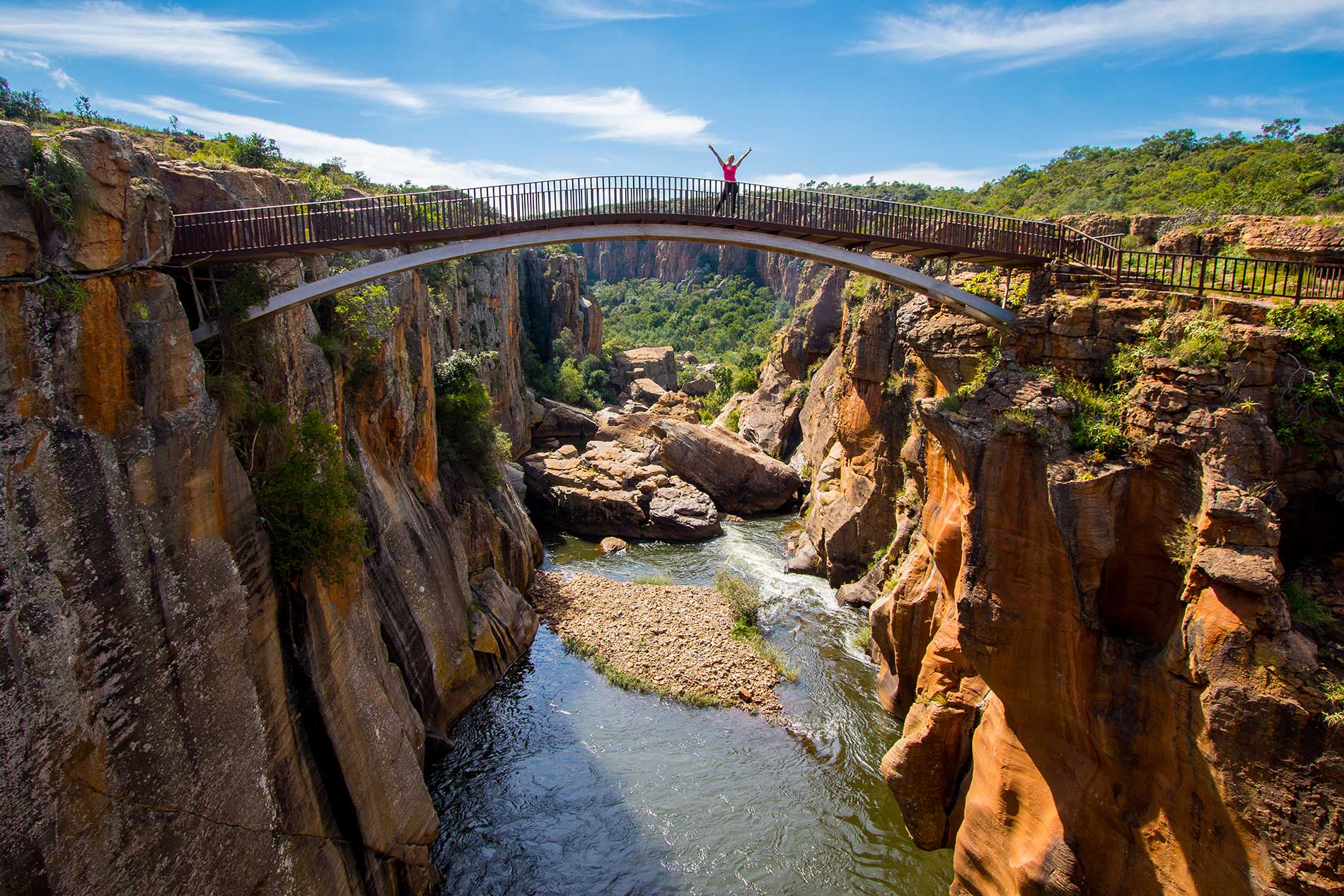 Ponte pedonal sobre o desfiladeiro da formação geológica Bourke's Luck Potholes