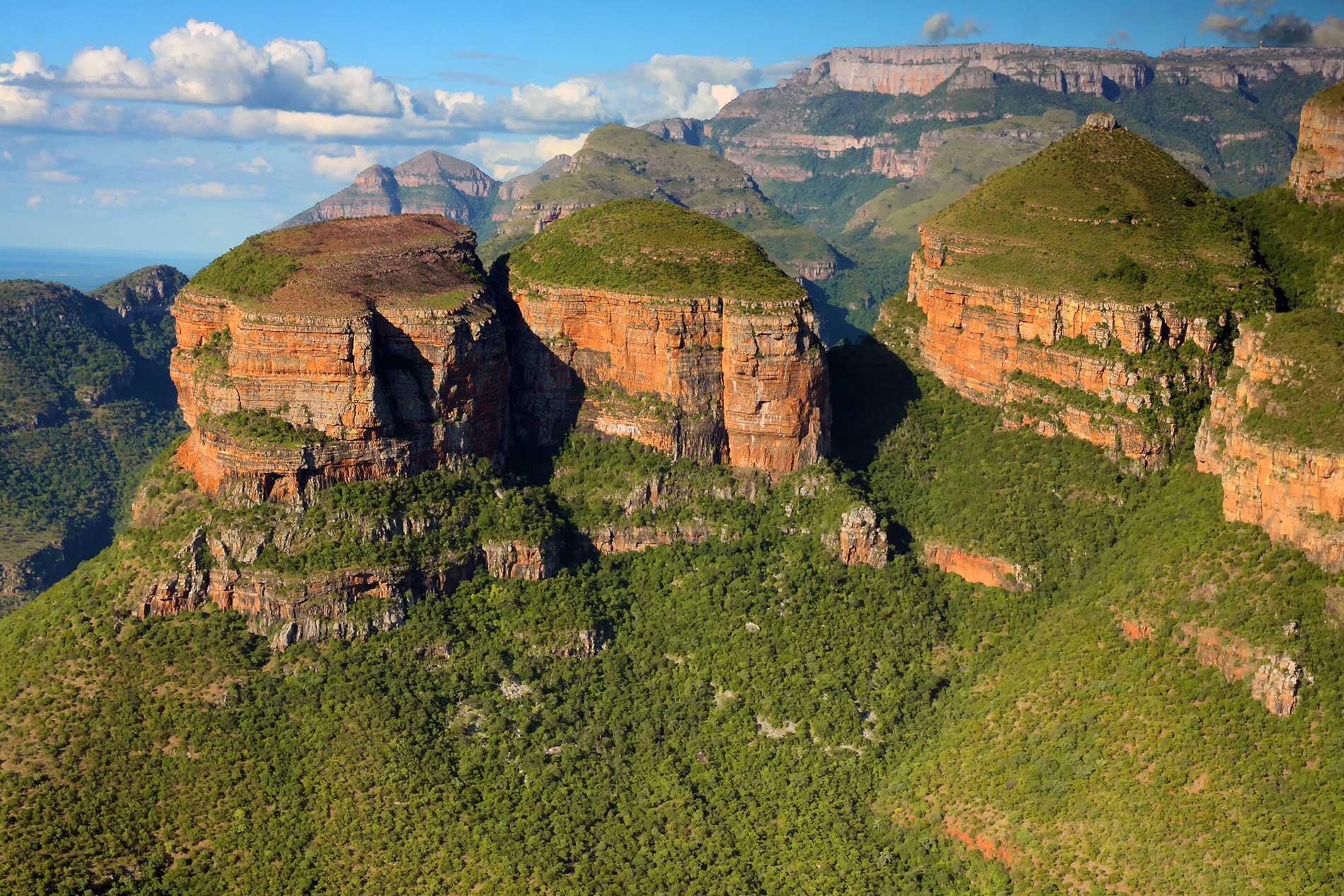 Formação rochosa de três rondavels em Drakensberg