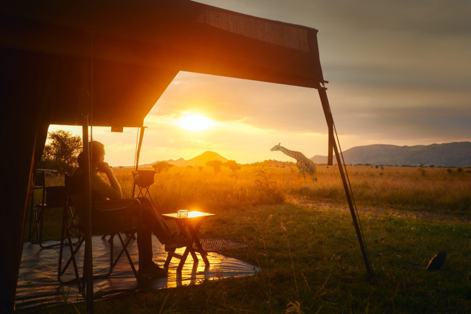 Frau bei Sonnenuntergang in der Serengeti